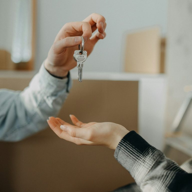 Schlüsselübergabe für eine Wohnung
